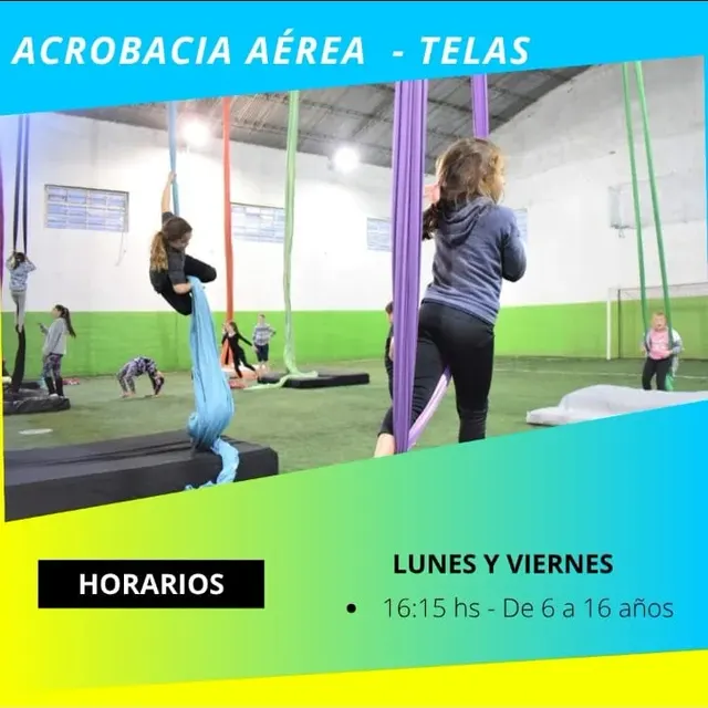 Alumnas entrenando acrobacia aérea en telas en el Gimnasio Alma, con el horario de lunes y viernes a las 16:15 para chicos de 6 a 16 años